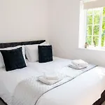 Spacious Retreat With Parking: Ideal For Families & Contractors