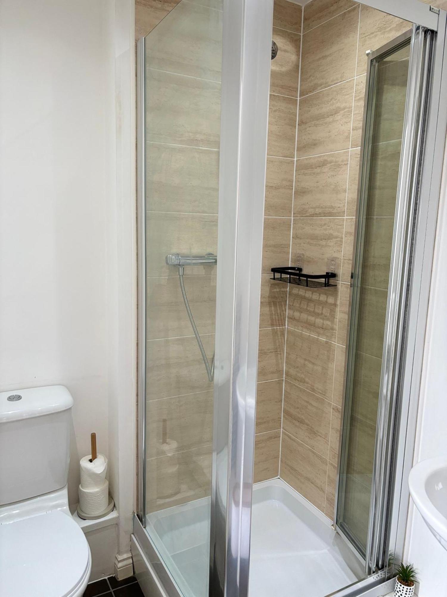 Apartment Spacious Retreat With Parking: Ideal For Families & Contractors *