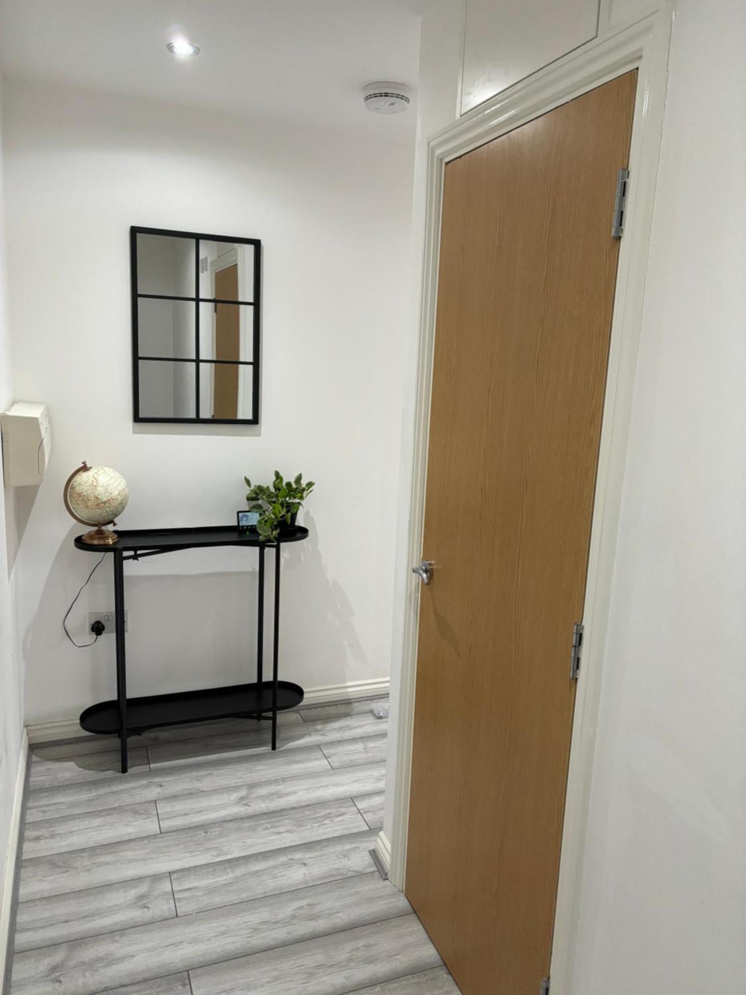 Spacious Retreat With Parking: Ideal For Families & Contractors York