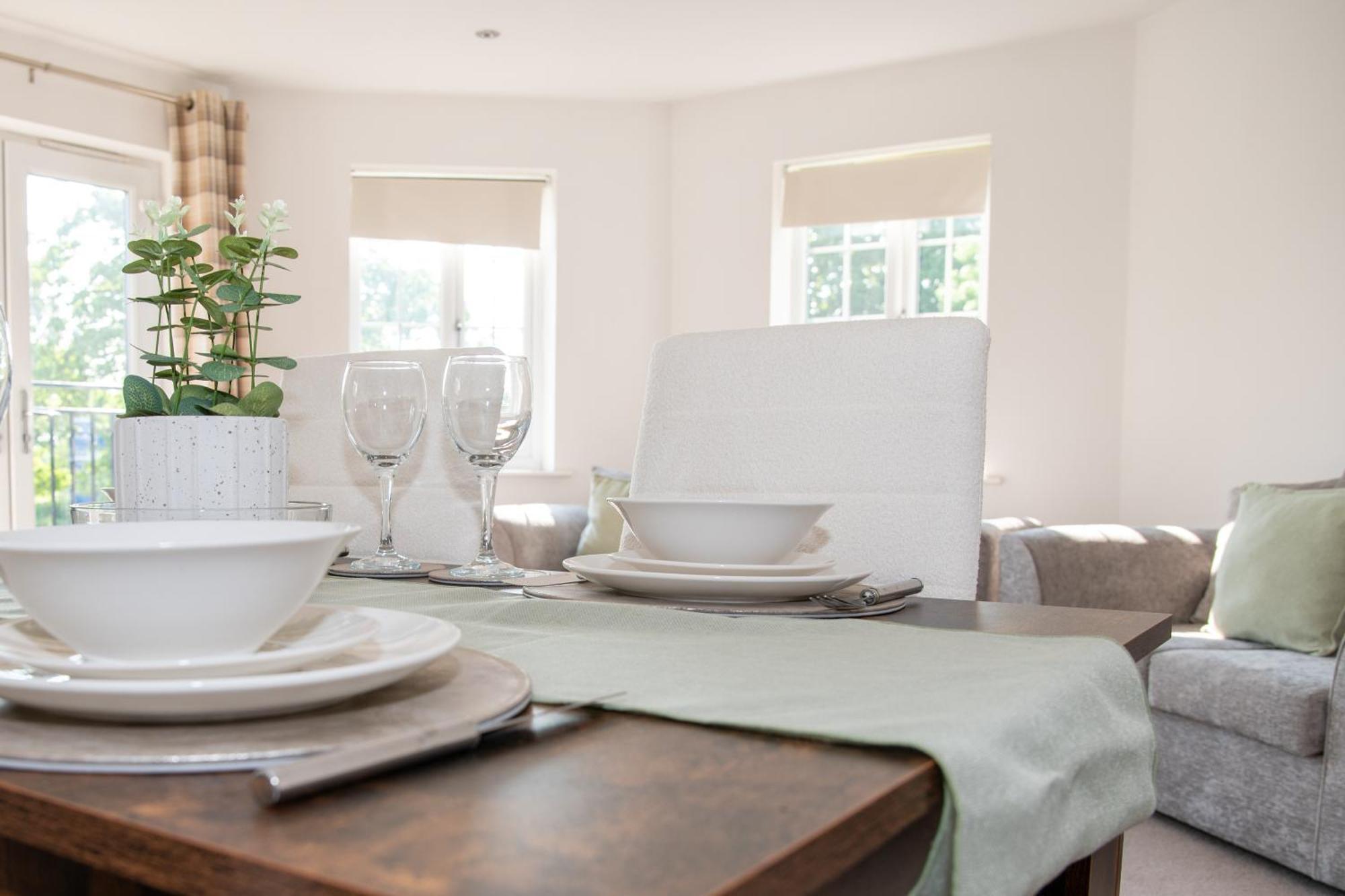 Spacious Retreat With Parking: Ideal For Families & Contractors * York