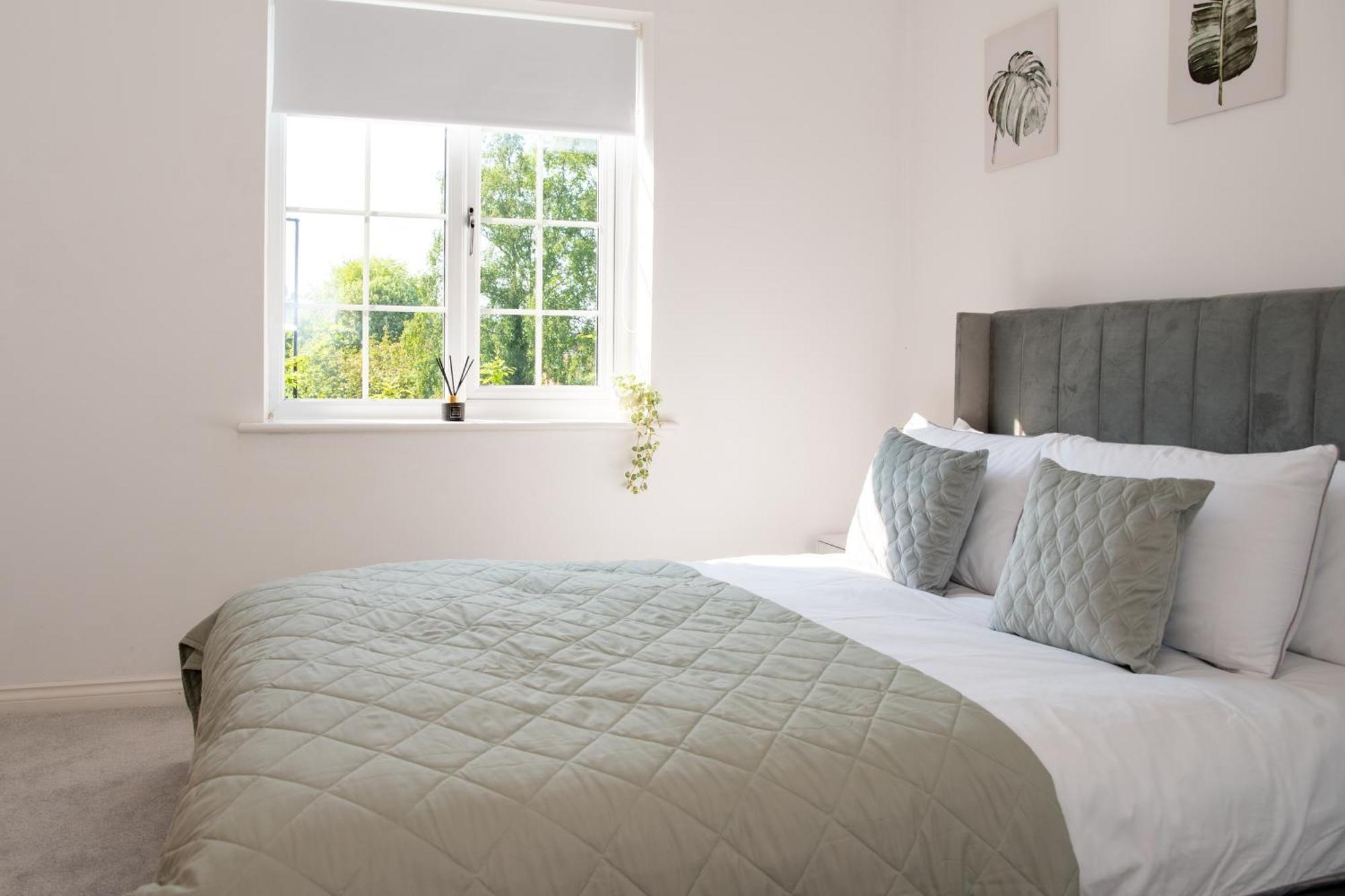 Spacious Retreat With Parking: Ideal For Families & Contractors