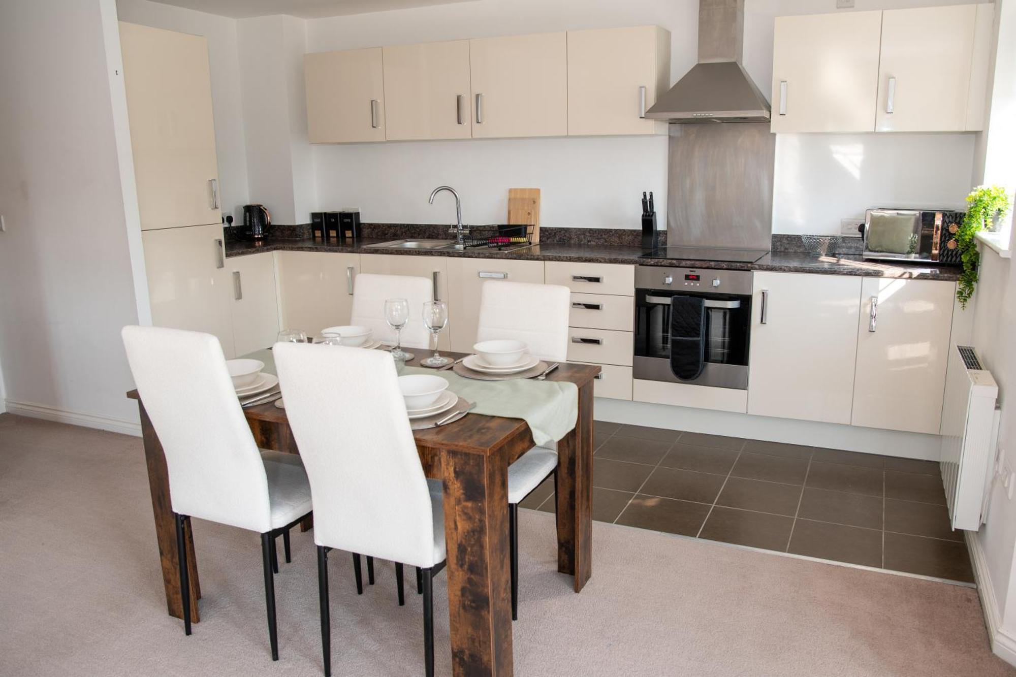 Spacious Retreat With Parking: Ideal For Families & Contractors *