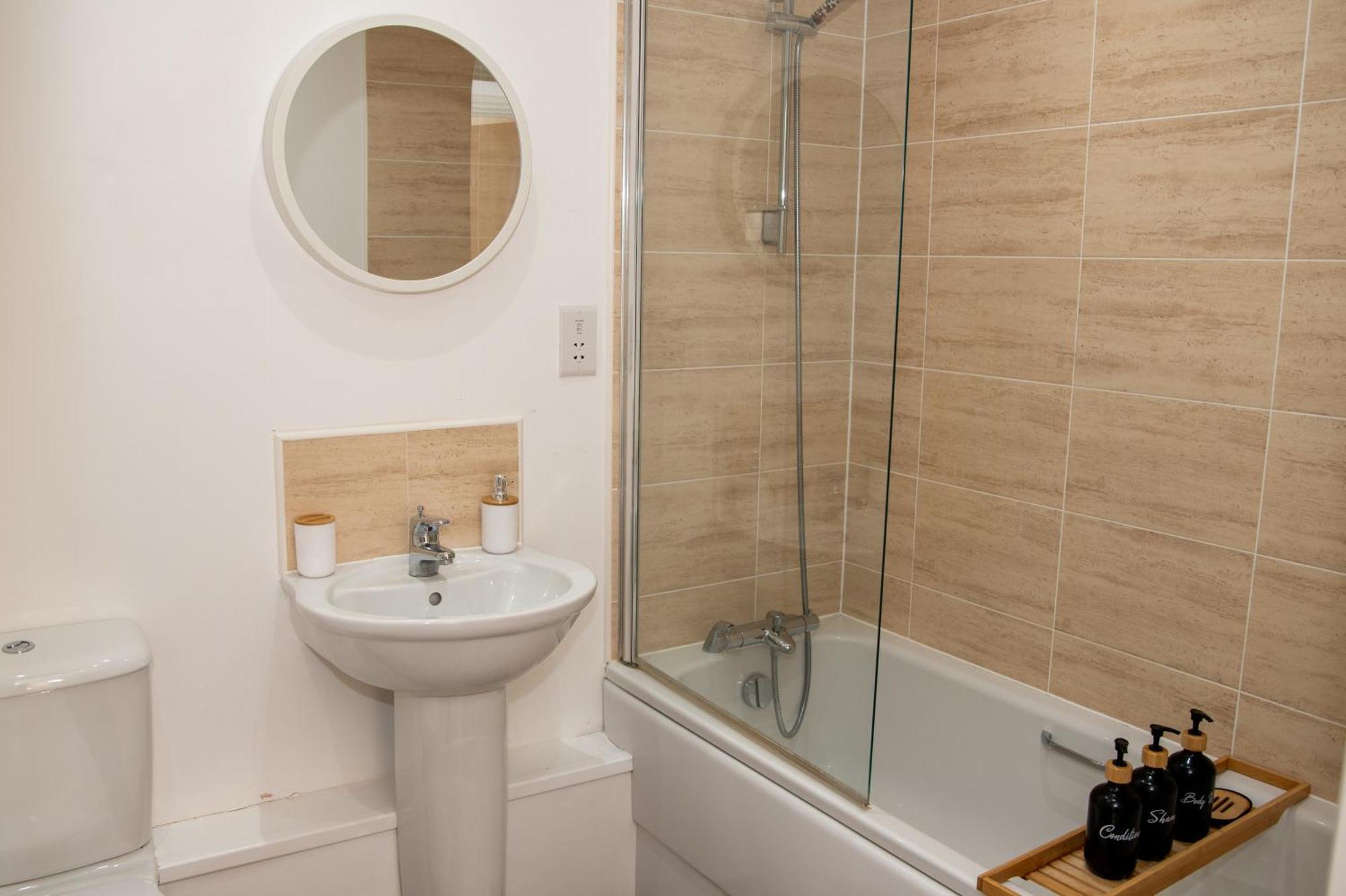 Apartment Spacious Retreat With Parking: Ideal For Families & Contractors *