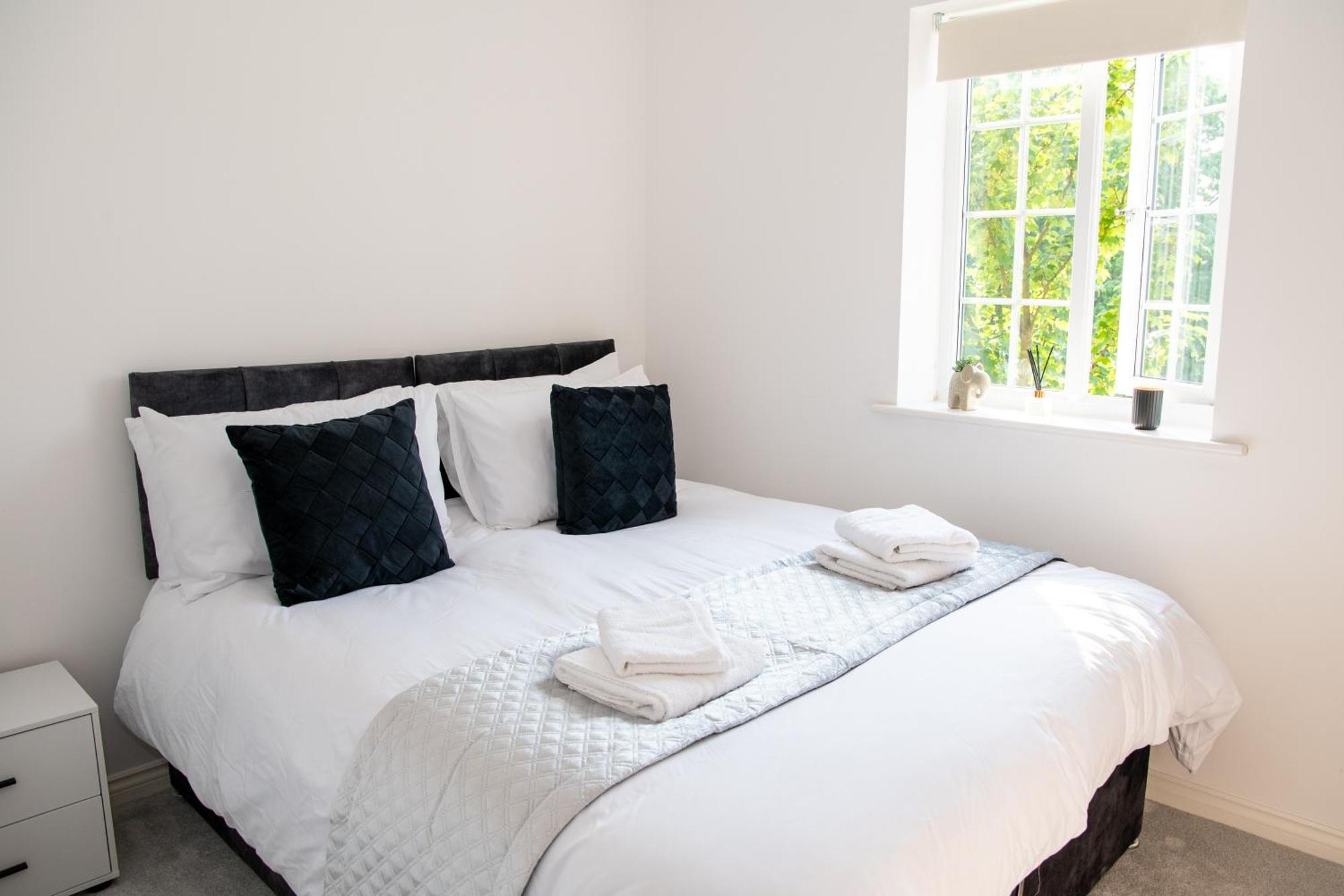 Spacious Retreat With Parking: Ideal For Families & Contractors Apartment