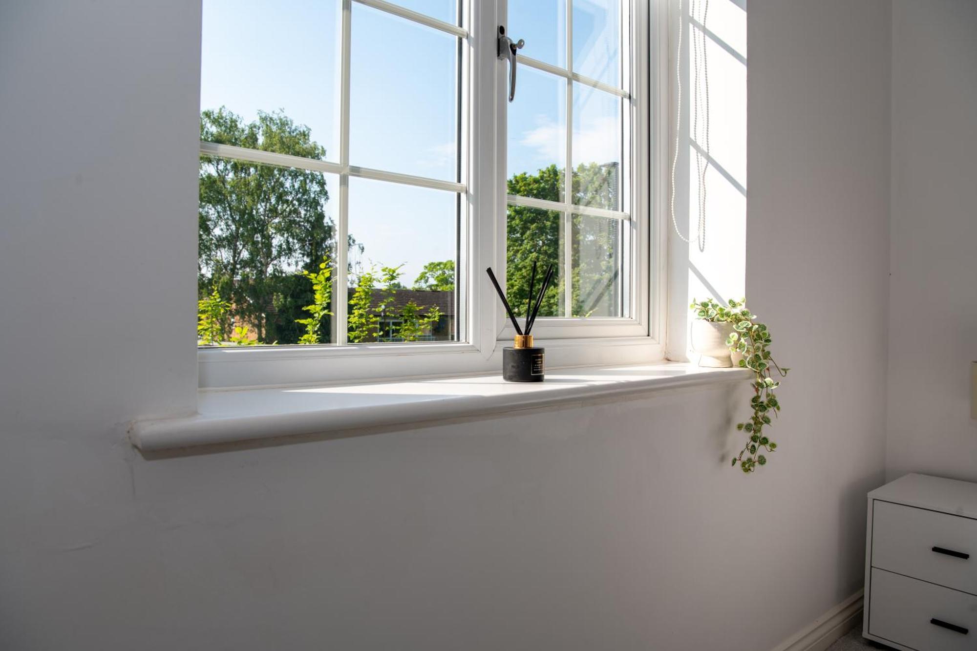 Spacious Retreat With Parking: Ideal For Families & Contractors Apartment York