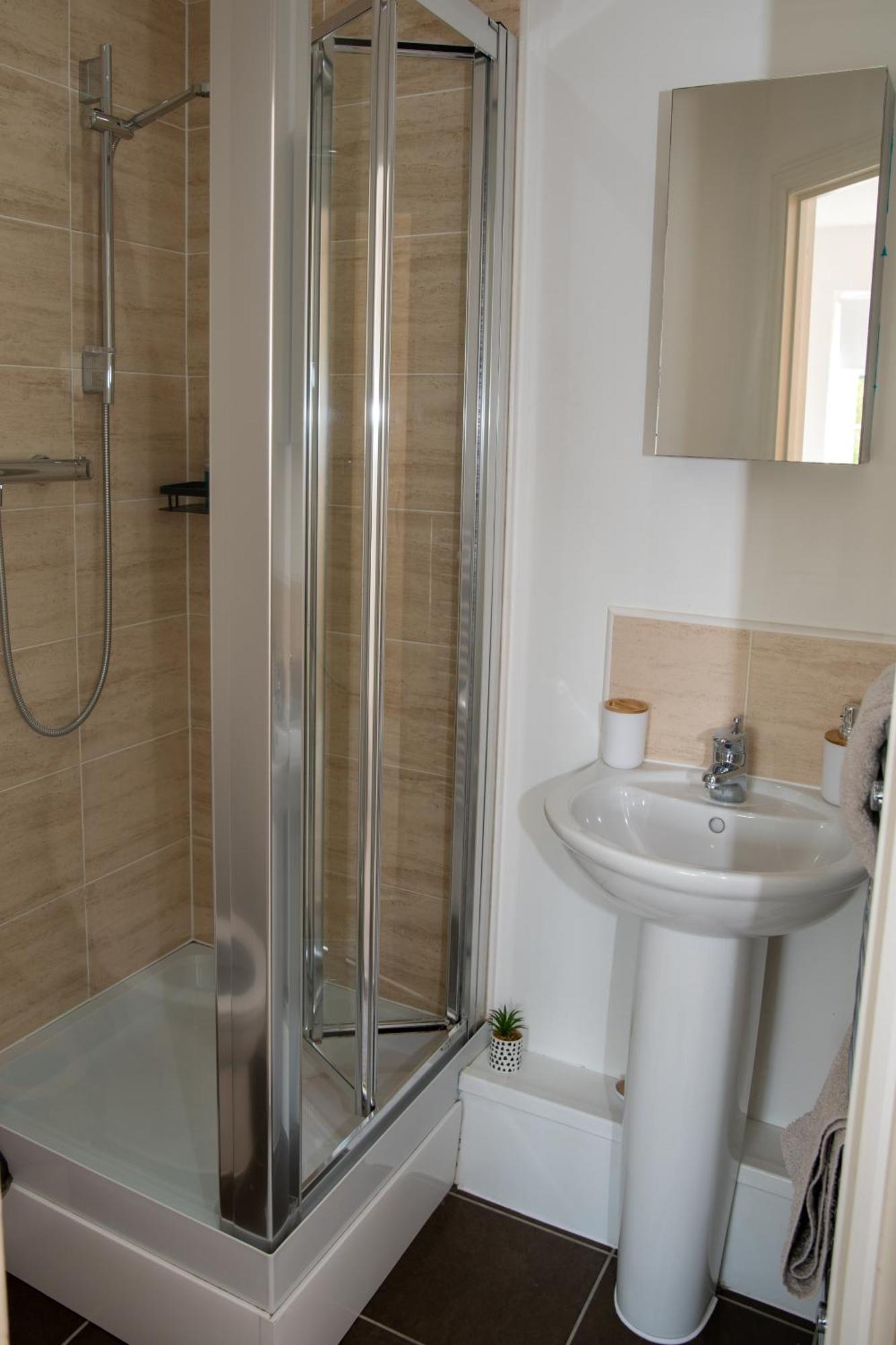 Apartment Spacious Retreat With Parking: Ideal For Families & Contractors York