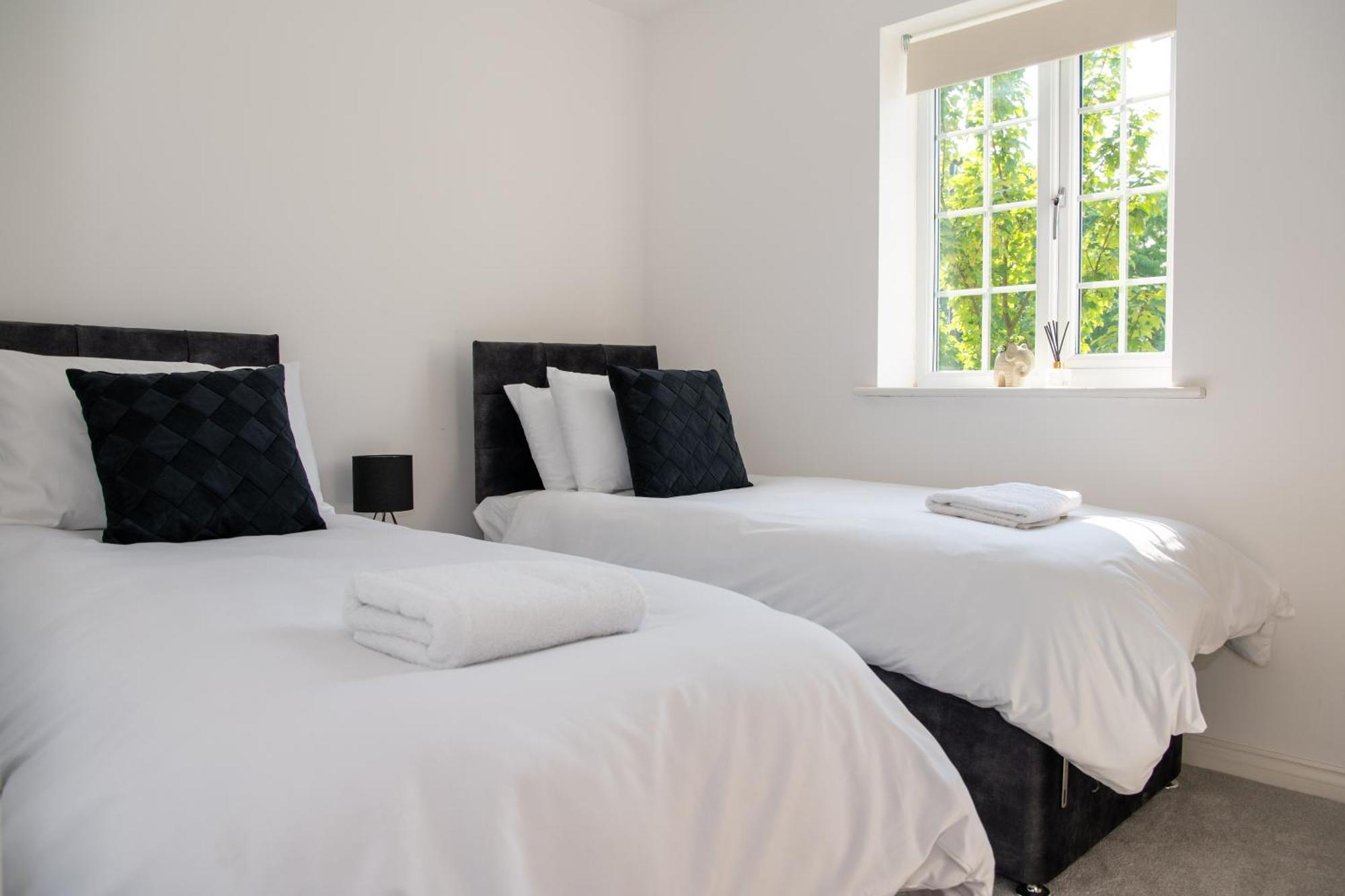 Spacious Retreat With Parking: Ideal For Families & Contractors York