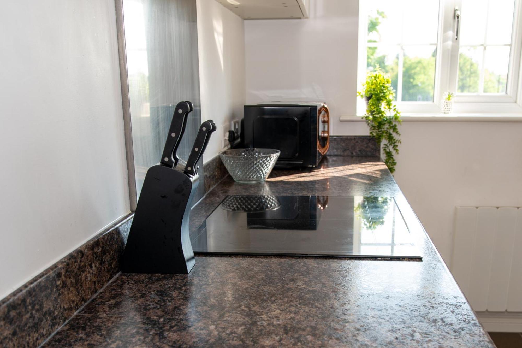 Apartment Spacious Retreat With Parking: Ideal For Families & Contractors *