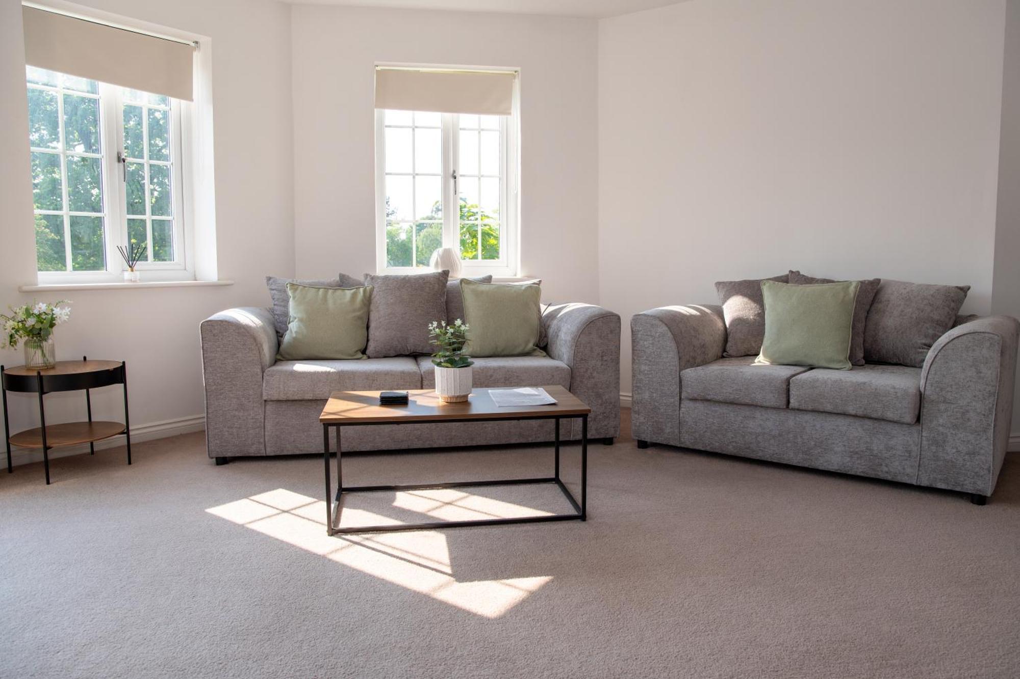 Spacious Retreat With Parking: Ideal For Families & Contractors * York