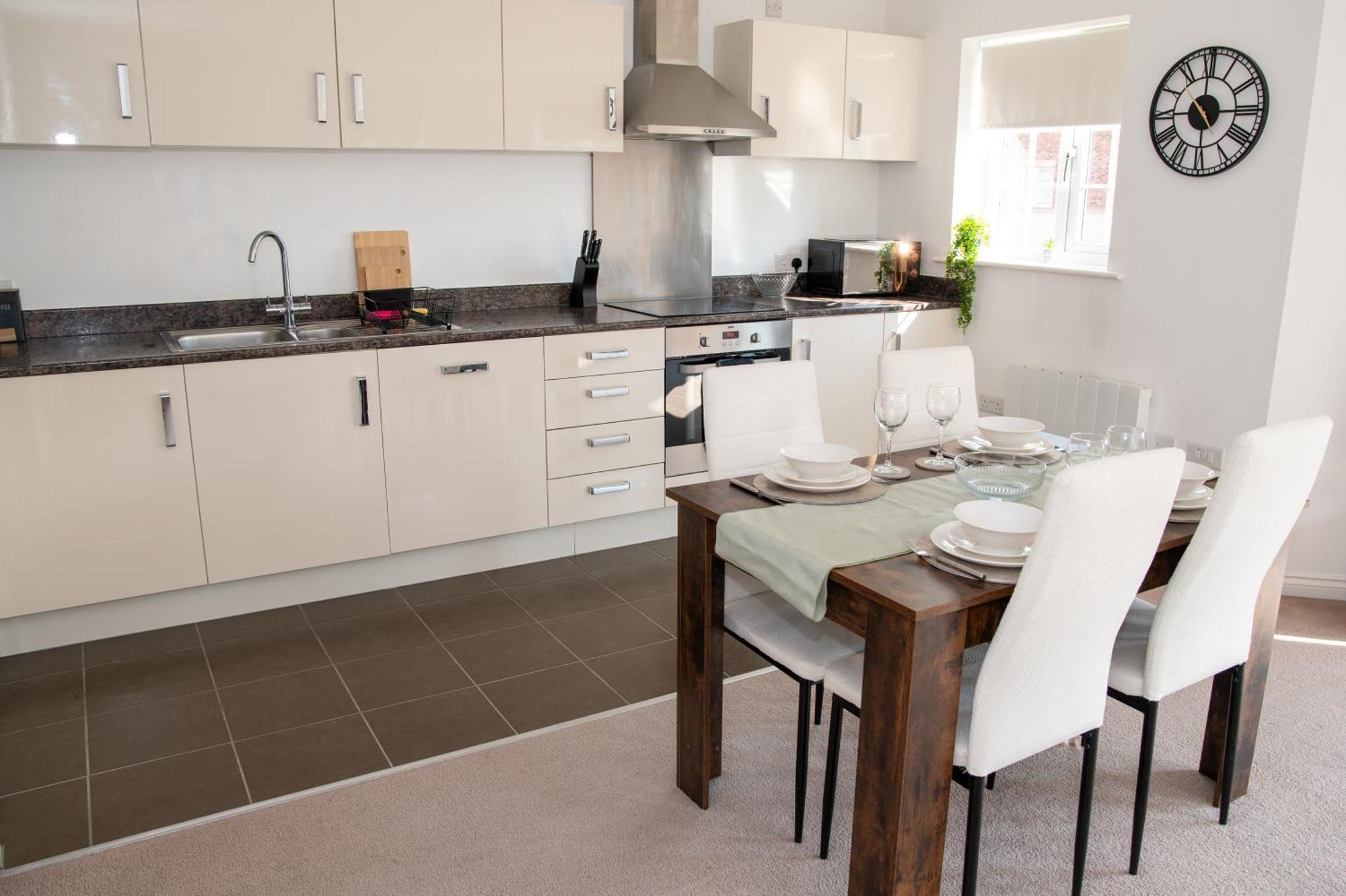 Spacious Retreat With Parking: Ideal For Families & Contractors Apartment *