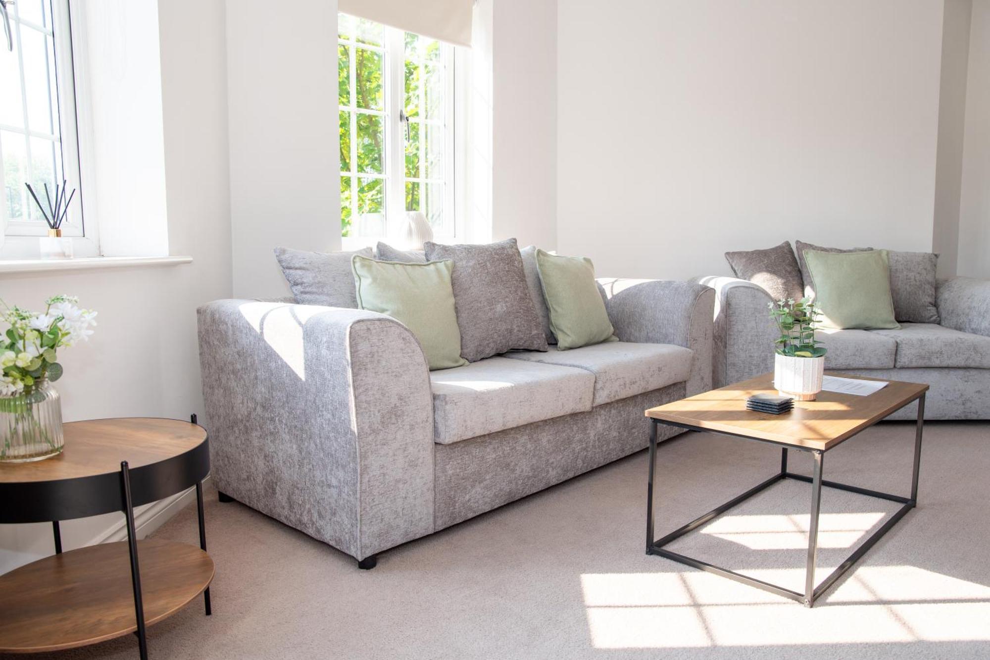 Apartment Spacious Retreat With Parking: Ideal For Families & Contractors