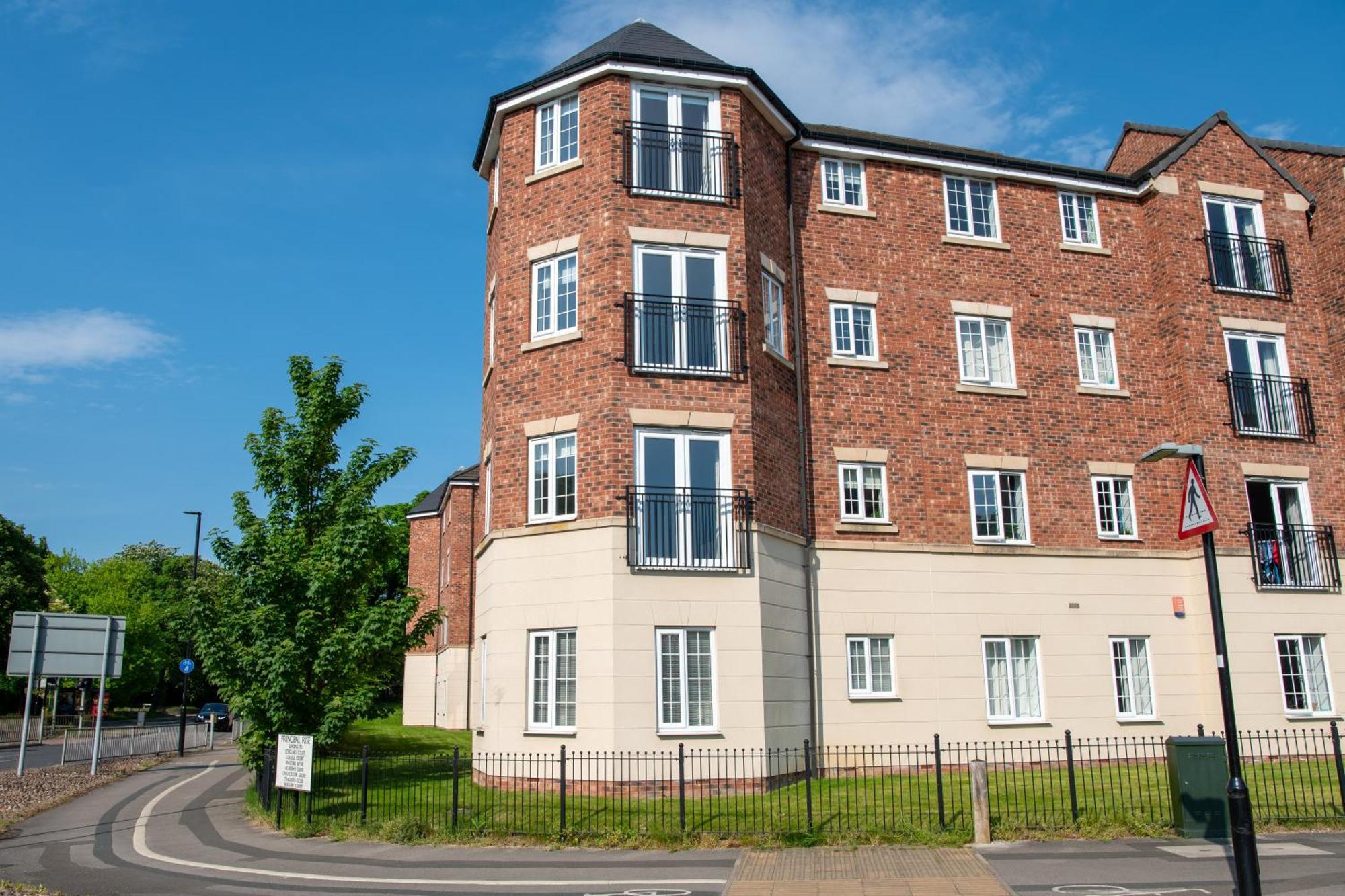 Apartment Spacious Retreat With Parking: Ideal For Families & Contractors *